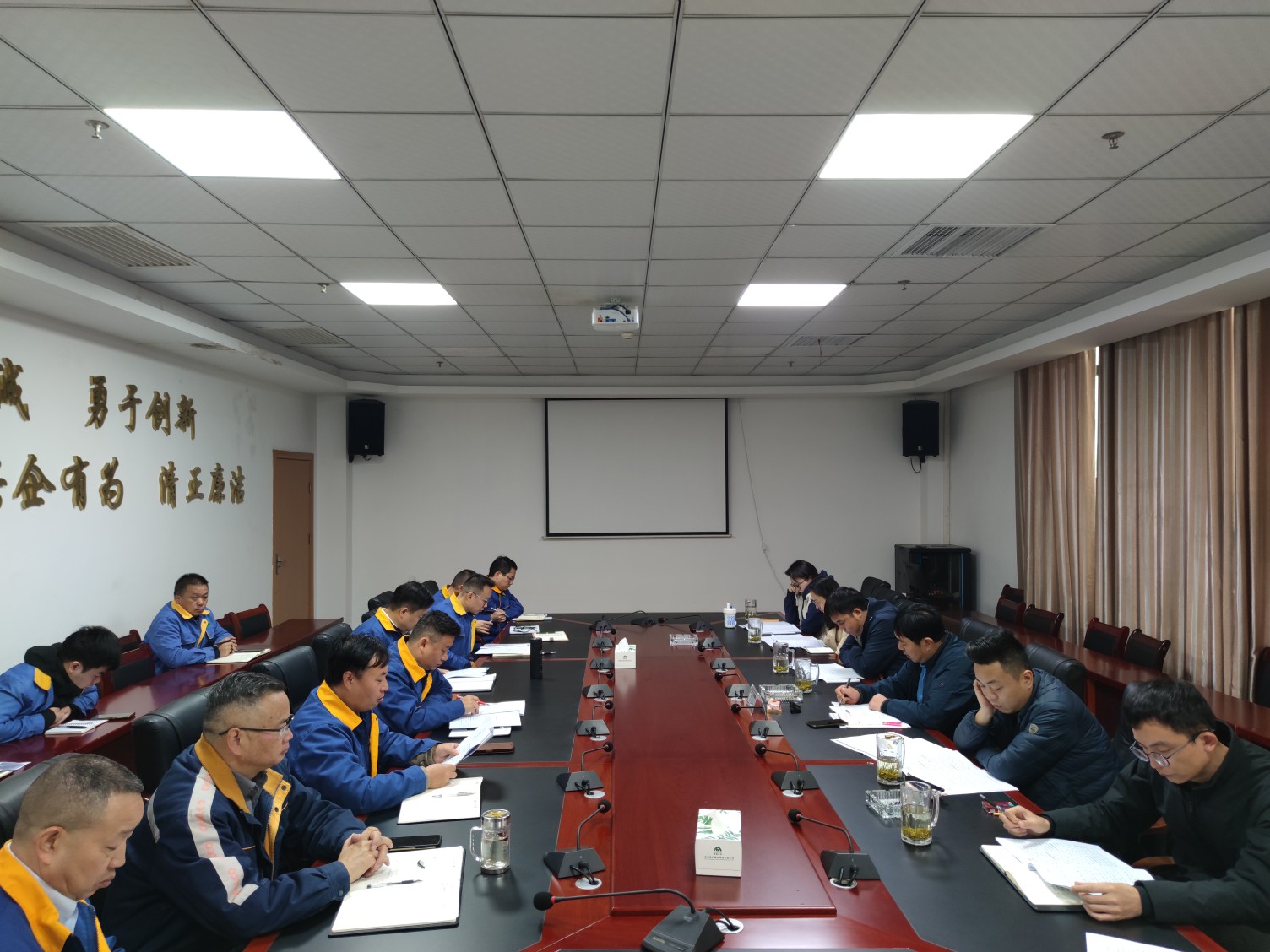 集團(tuán)黨委委員、總會(huì)計(jì)師雷治昌一行到能礦錳業(yè)調(diào)研2024年財(cái)務(wù)情況及2025年預(yù)算工作